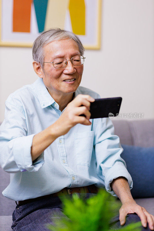 老人用手机