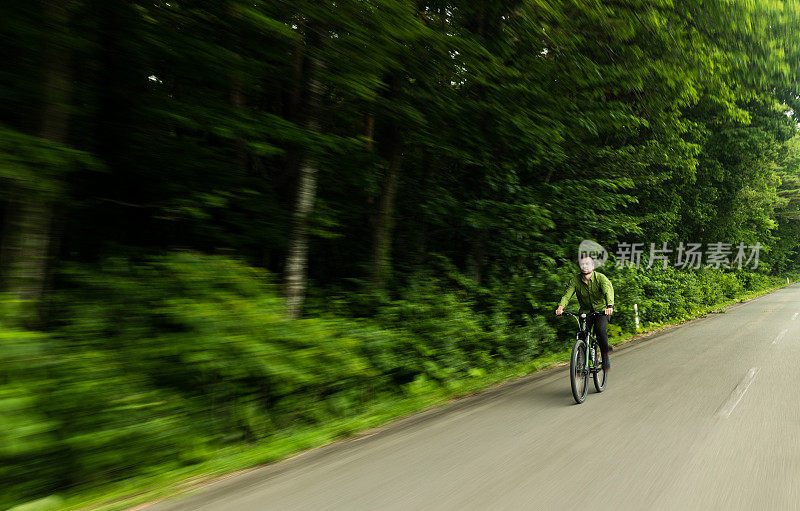 骑着山地车探索乡村道路的男人