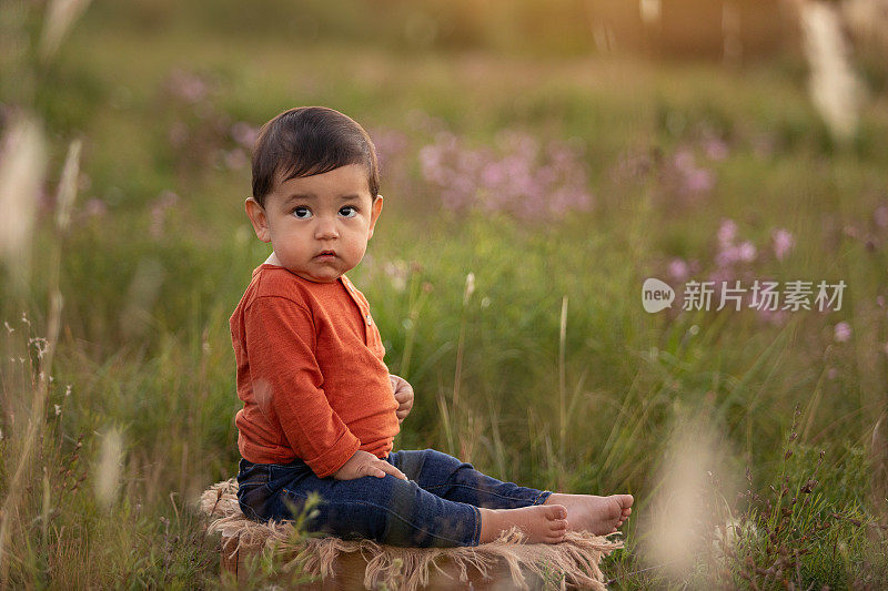 一个一岁的拉丁美洲男孩日落时的肖像