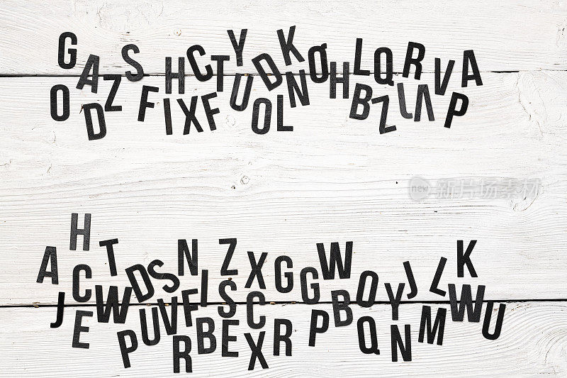 字母背景的木质白色桌子