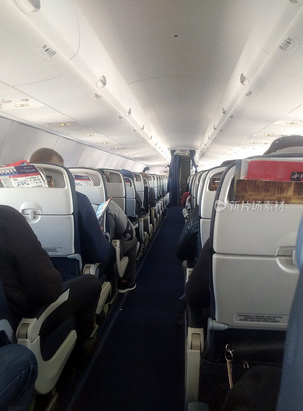 飞机内部，乘客在座位上等待通话