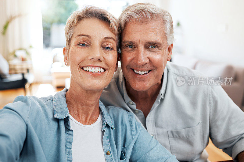 老年夫妇在家庭休息室自拍，一起度过爱、关心和放松的一天。微笑的男人，快乐的女人和退休的人享受视频通话，优质的时间和亲密的婚姻关系