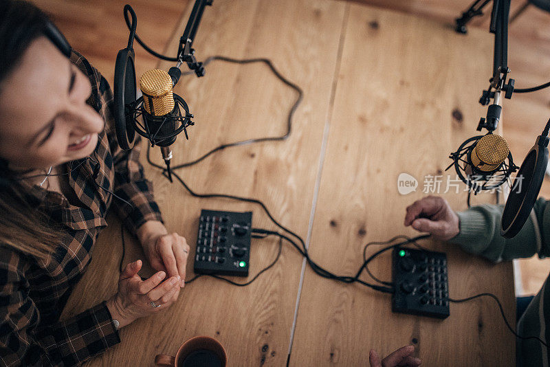 Podstaker，一名年轻女子在工作室制作播客