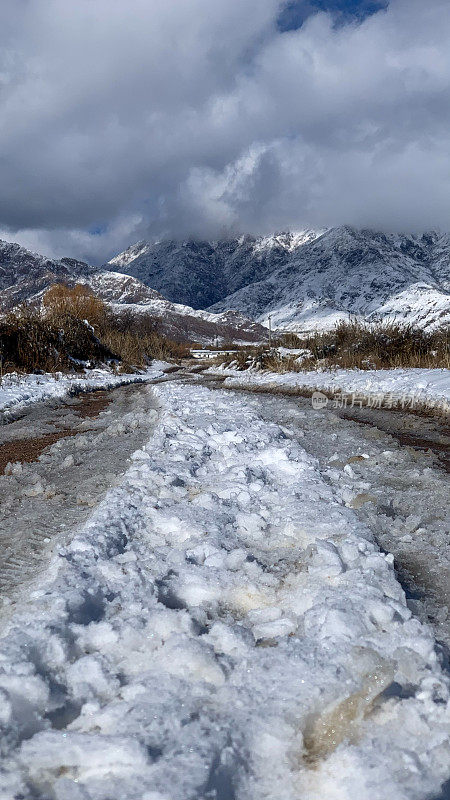 在冬天，有一条通往雪山的雪乡路