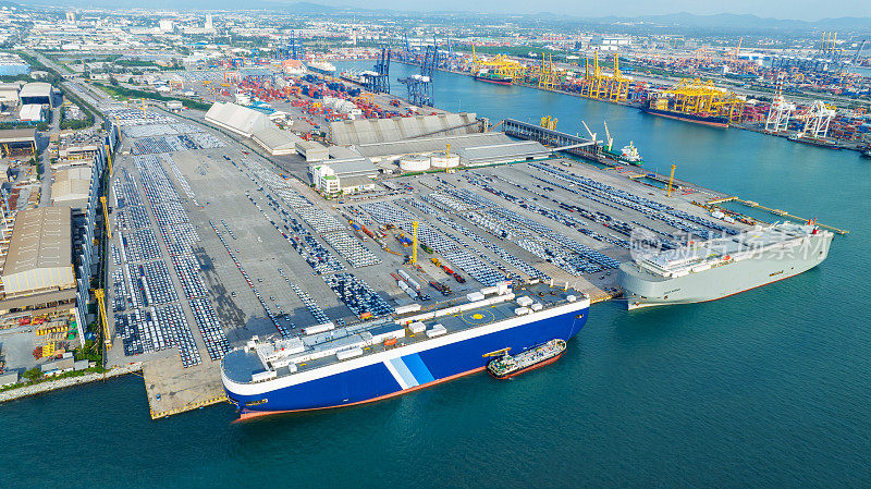 许多新型汽车货运船，滚装船为进出口运输汽车船舶货运代理服务船舶，物流运输经销商运输汽车汽车出口码头在横滨