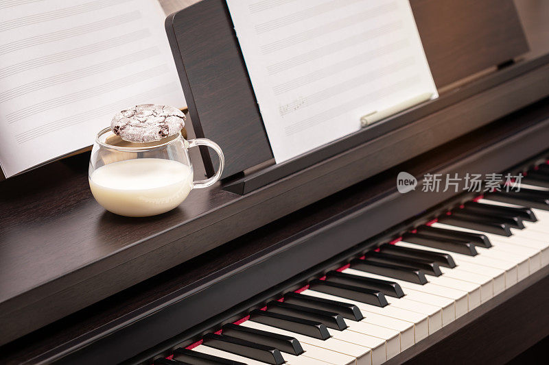 电子琴配乐谱，一杯牛奶和饼干