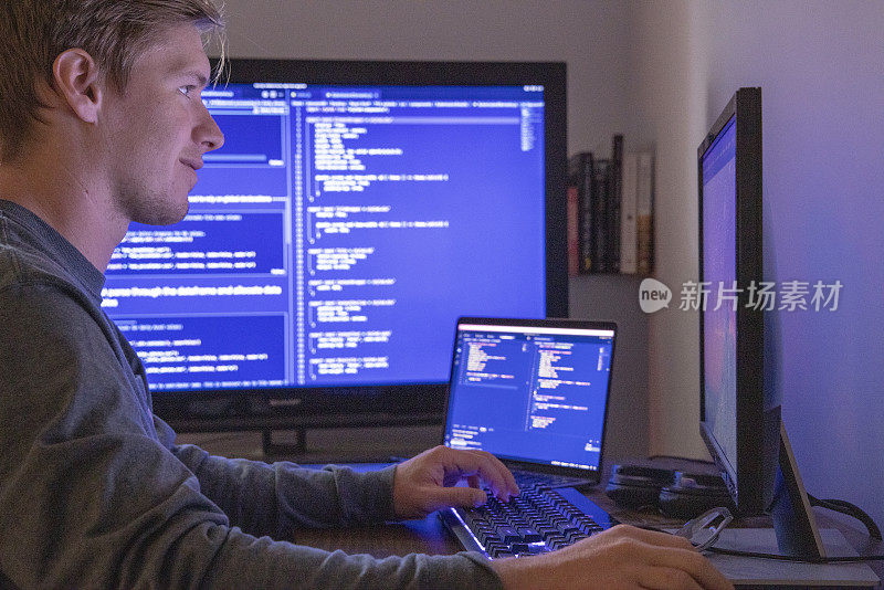 年轻人在开发网站时使用多台电脑
