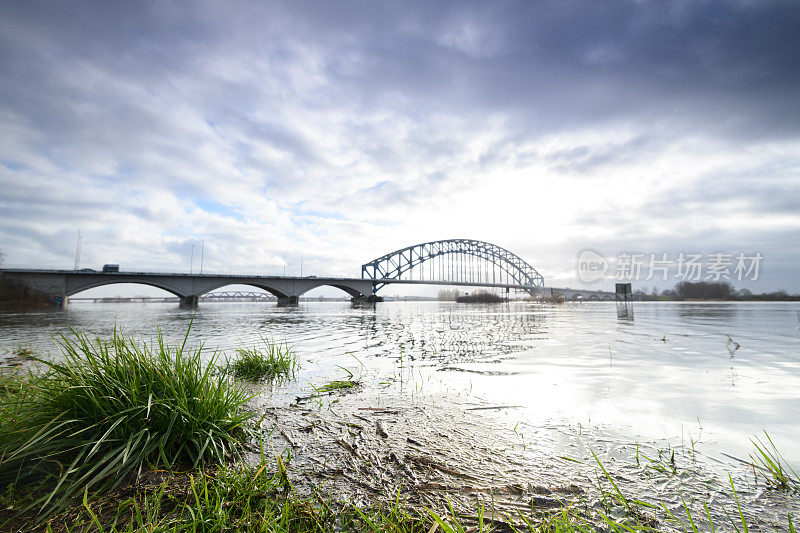 老IJsselbrug在Zwolle和Hattem之间的IJssel河上