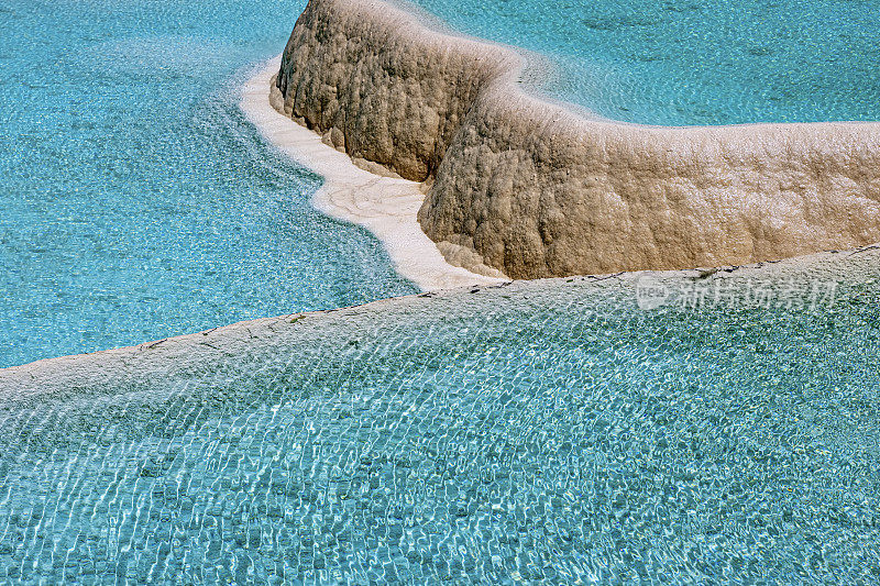 特写的天然水池与干净的绿松石色的水