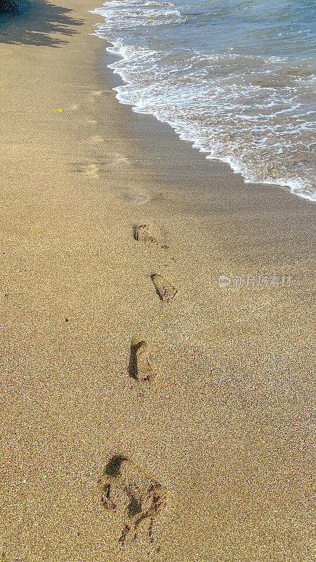 沙滩上的脚印