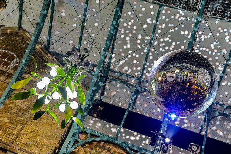 伦敦科文特花园的圣诞彩灯和小玩意