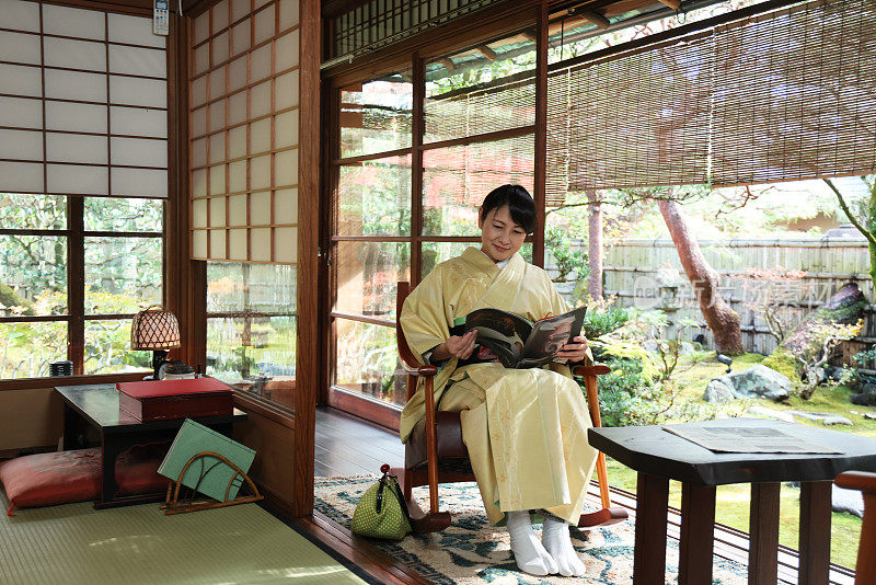 日本女士在传统日式旅馆的房间放松