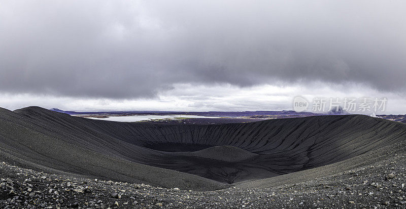 Hverfjall火山口全景，远处是Myvatn湖。冰岛