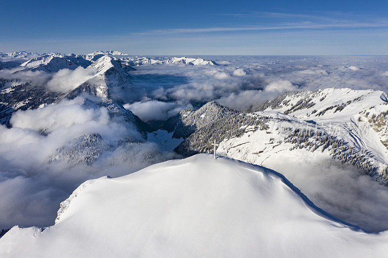 鸟瞰山顶上的雪山