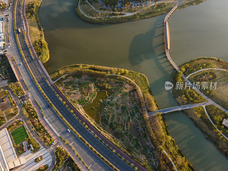 住宅旁边道路的鸟瞰图