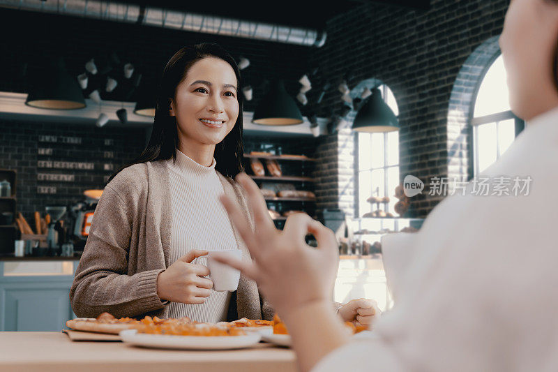 女性手握一片披萨