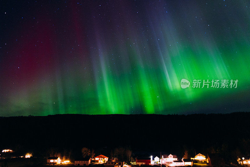 强烈的北极光在挪威农村地区的天空