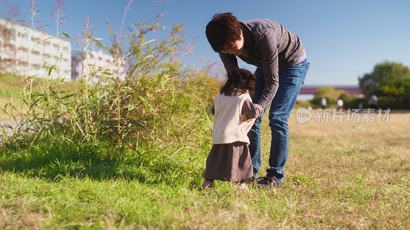 父亲和她的小女儿在大自然中玩耍