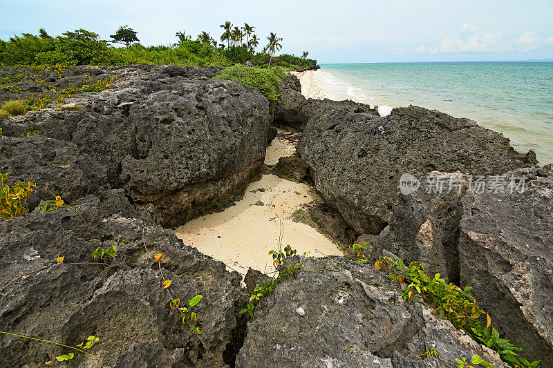 菲律宾班塔扬岛海滩上的岩层