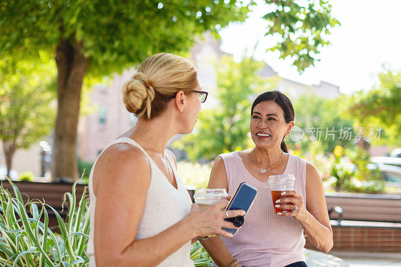 白人和西班牙裔成熟成年女性工人在夏季工作休息在美国西部小镇闹市区照片系列