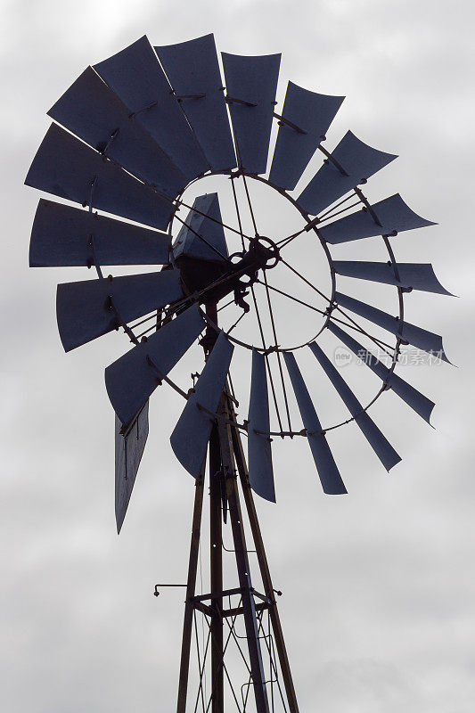 老西部牛仔风车，有蓝天。