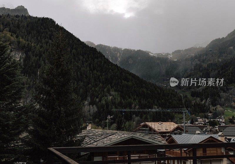 意大利风景，旅行摄影。山，岩石和森林的照片。意大利山谷的美丽景色。