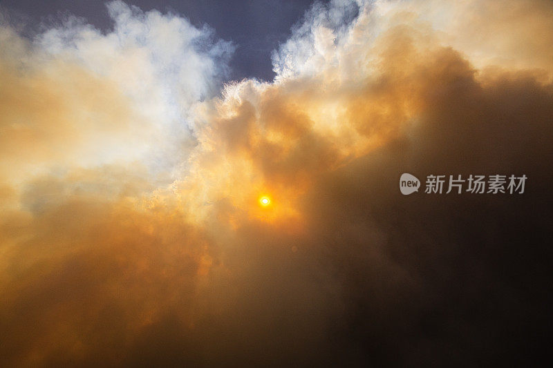 混乱。天空中的火风暴是由厚厚的黑烟云形成的，遮住了太阳