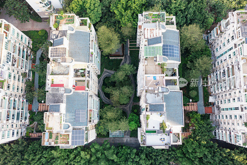 装有太阳能电池板的住宅建筑鸟瞰图