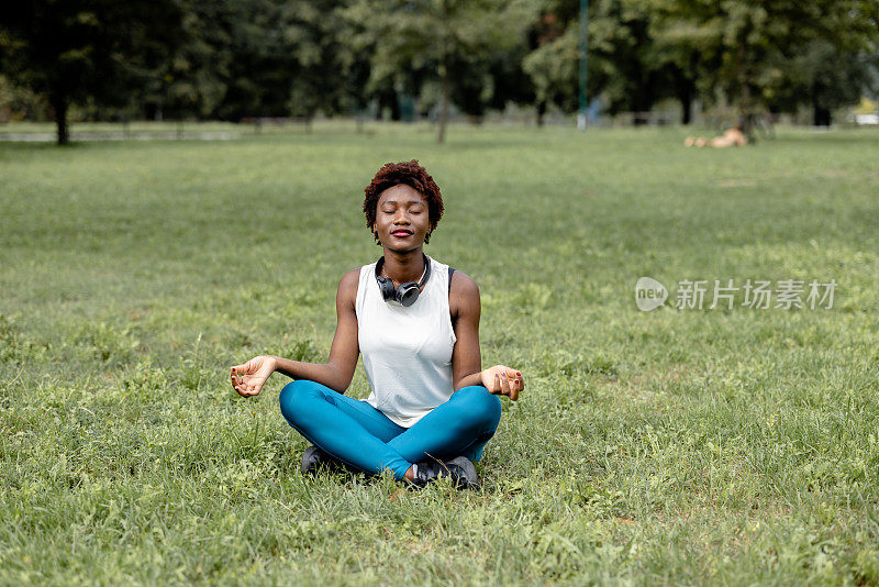 美丽的黑人女士独自冥想