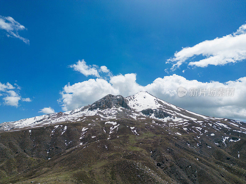 峰顶雪山山水云淡风轻