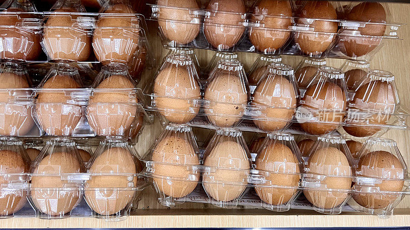 鸡蛋放在塑料容器里