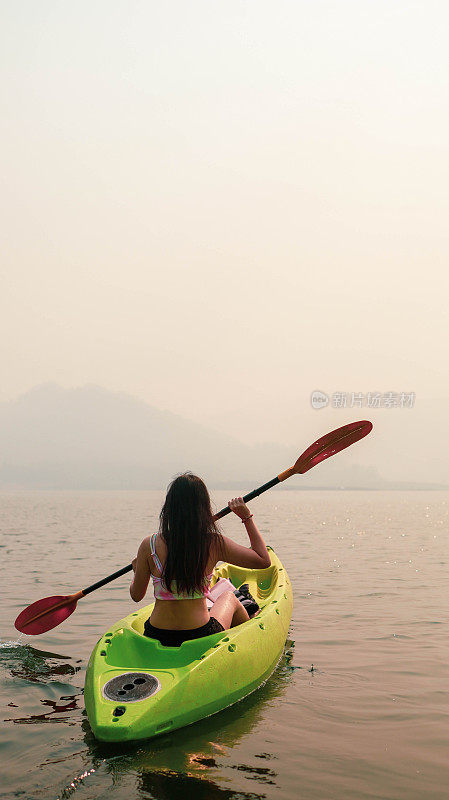 湖上皮艇水上运动。皮艇爱好者在热带海湾乘坐海上皮艇或独木舟欣赏美丽的日出。在海滩度过暑假