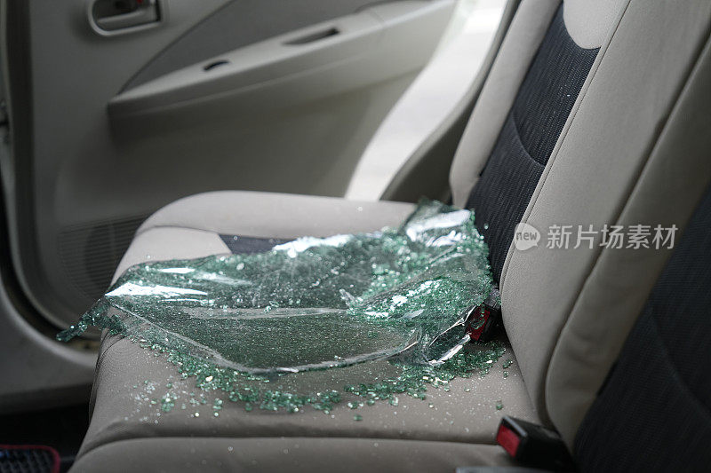 汽车座位上散落着玻璃碎片