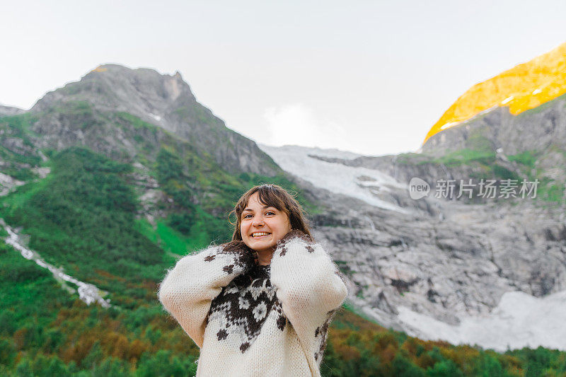 女子站在Jostedalsbreen冰川的背景上