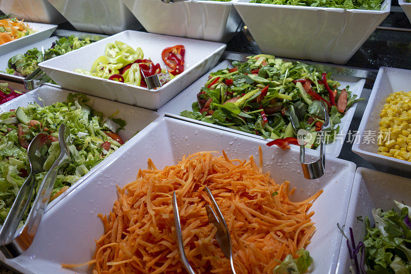 酒店的自助餐厅有美味的沙拉