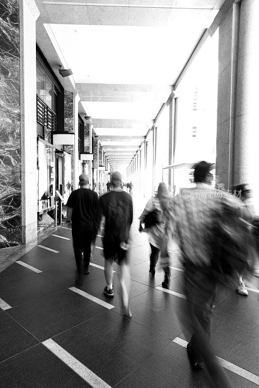 人们走在城市拱廊，黑白，背景与复制空间
