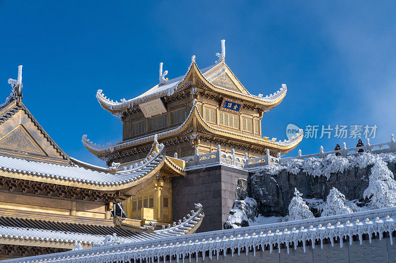 峨眉山上的寺庙和雕像，雪天的冬天，四川，中国(翻译:金峰)