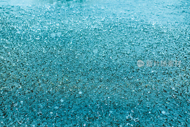 洪水在城市。暴雨。极端天气