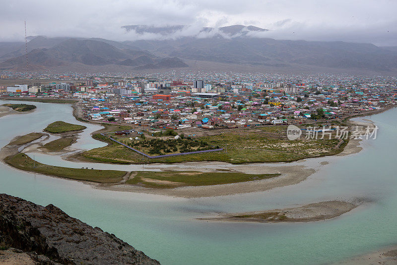 蒙古西部乌尔吉市的山顶景观和霍夫德河