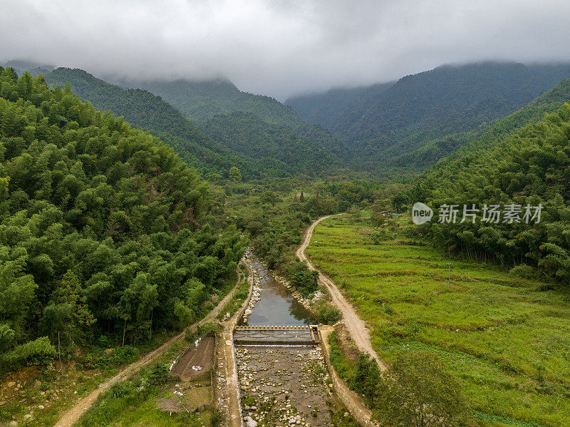 山路在山间