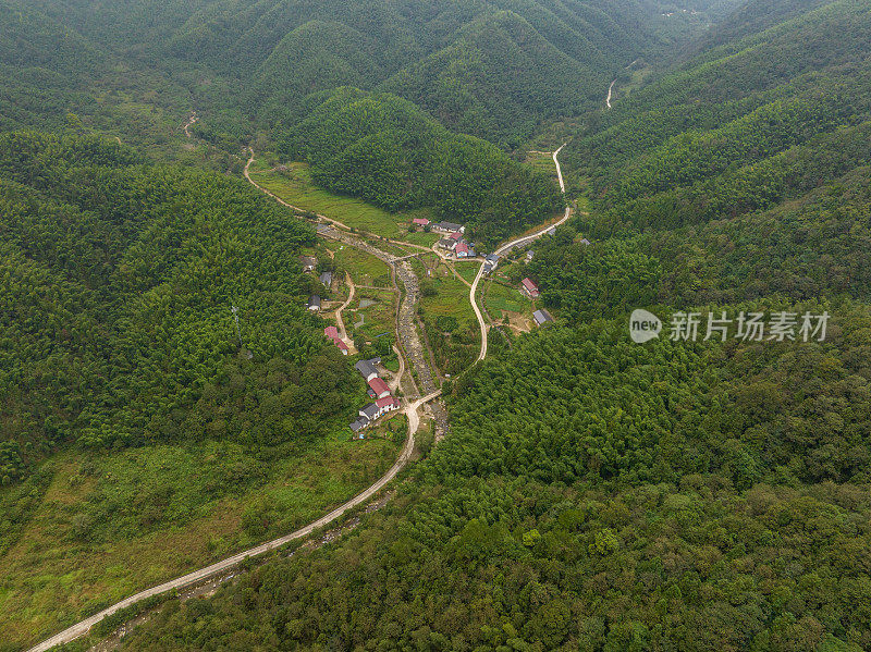 山路在山间