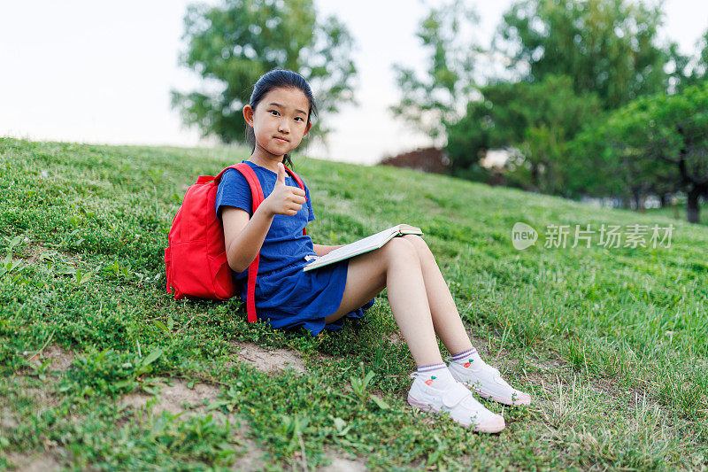 小学女生竖起大拇指