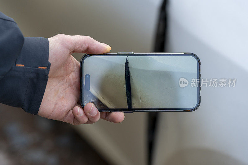 一名特工用智能手机拍下车祸后汽车受损的照片