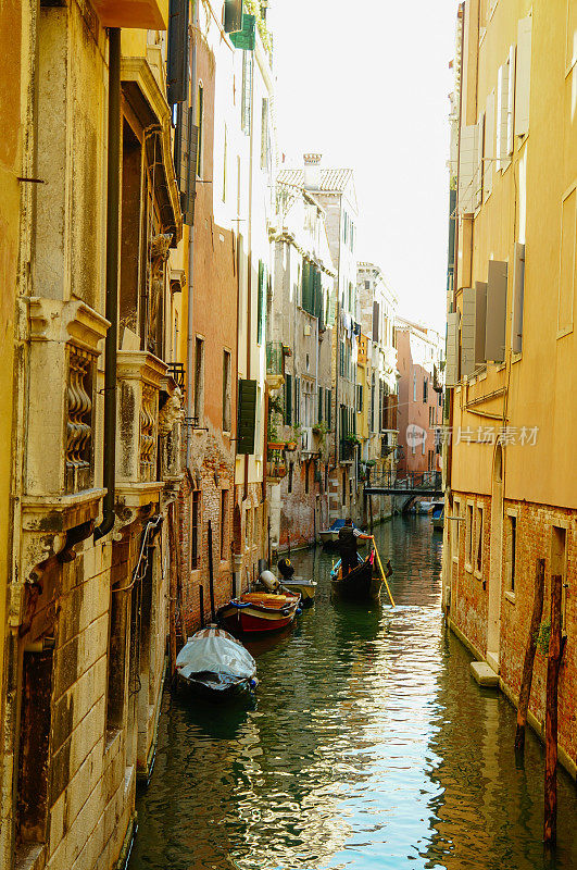 威尼斯运河上的贡多拉