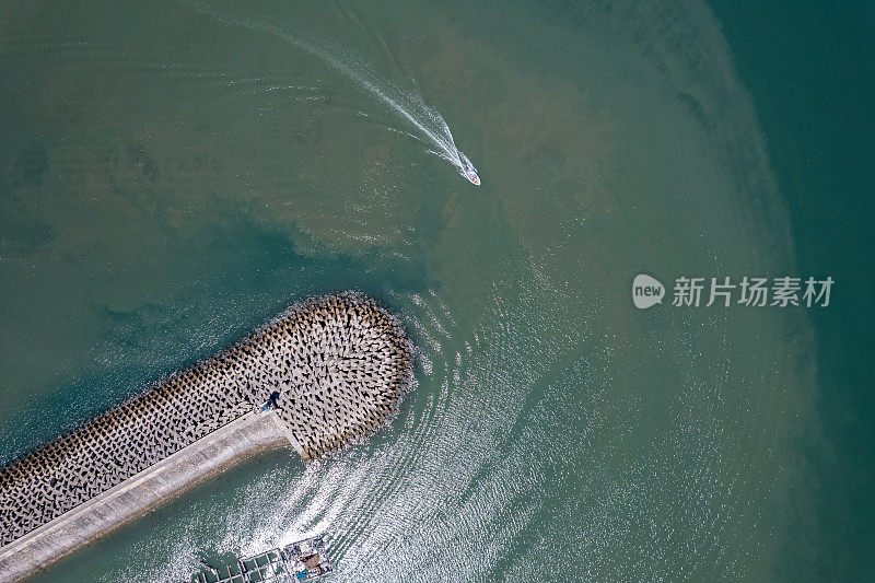 渔船驶出渔港码头的水坝