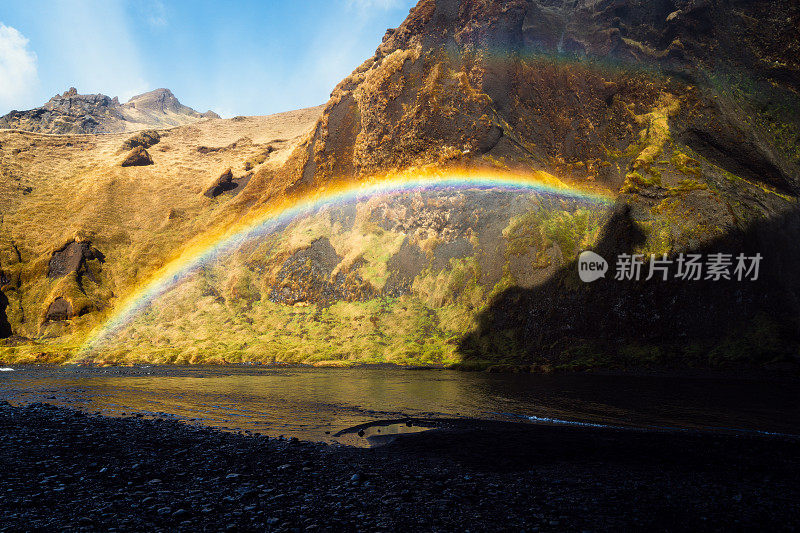 小溪流上的彩虹