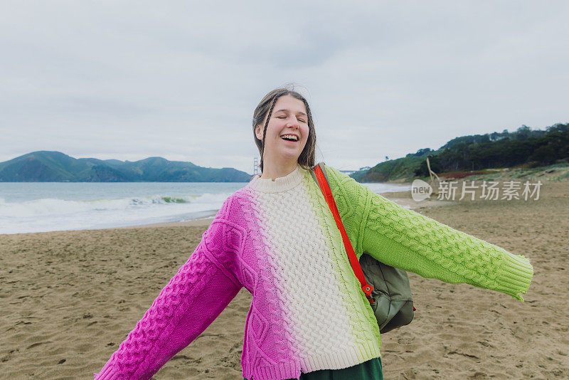 快乐的女人在加州旧金山的贝克海滩沉思