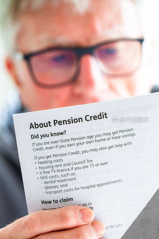 退休老人阅读关于养老金信贷的传单