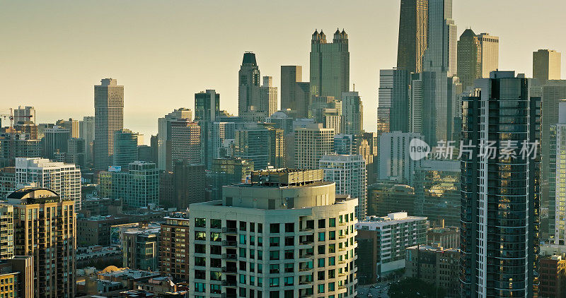 空中静止图像芝加哥摩天大楼在一个晴朗的秋天早晨