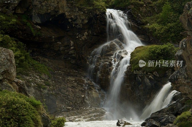 意大利阿尔卑斯山脉的高山瀑布，奥斯塔山谷